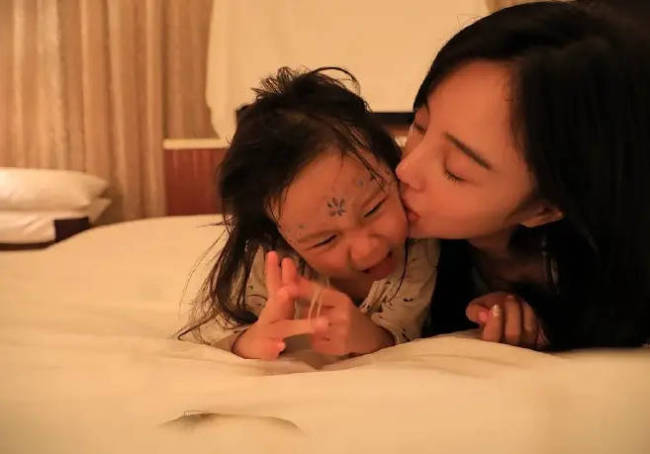 甜馨晒与李小璐旧照大秀母女情